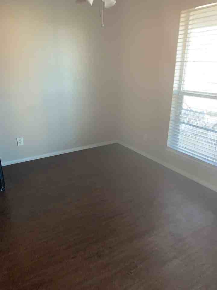 304 Smith St - Photo 4 of 10