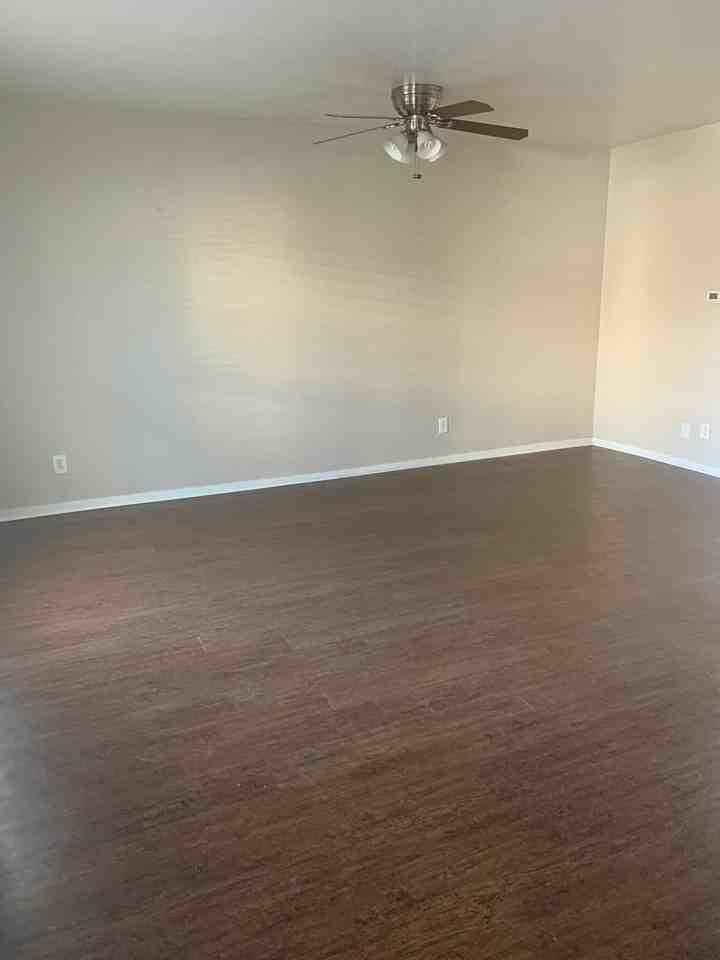 304 Smith St - Photo 5 of 10