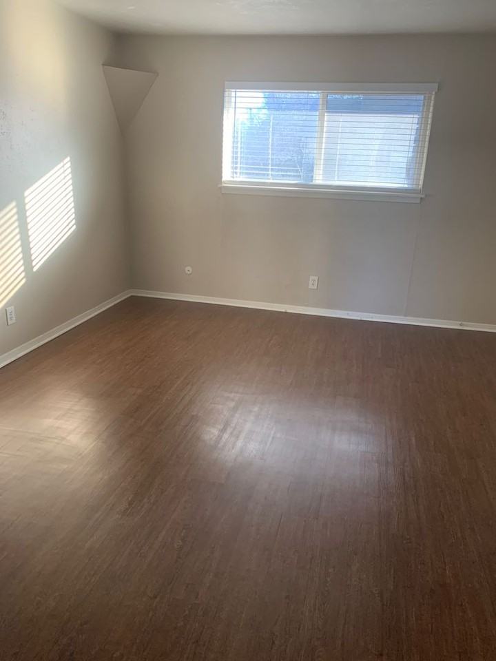 304 Smith St - Photo 7 of 10