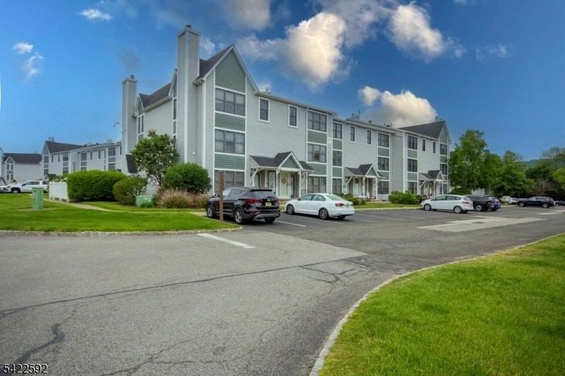 22 Burlington Ct #22 - Photo 2 of 24