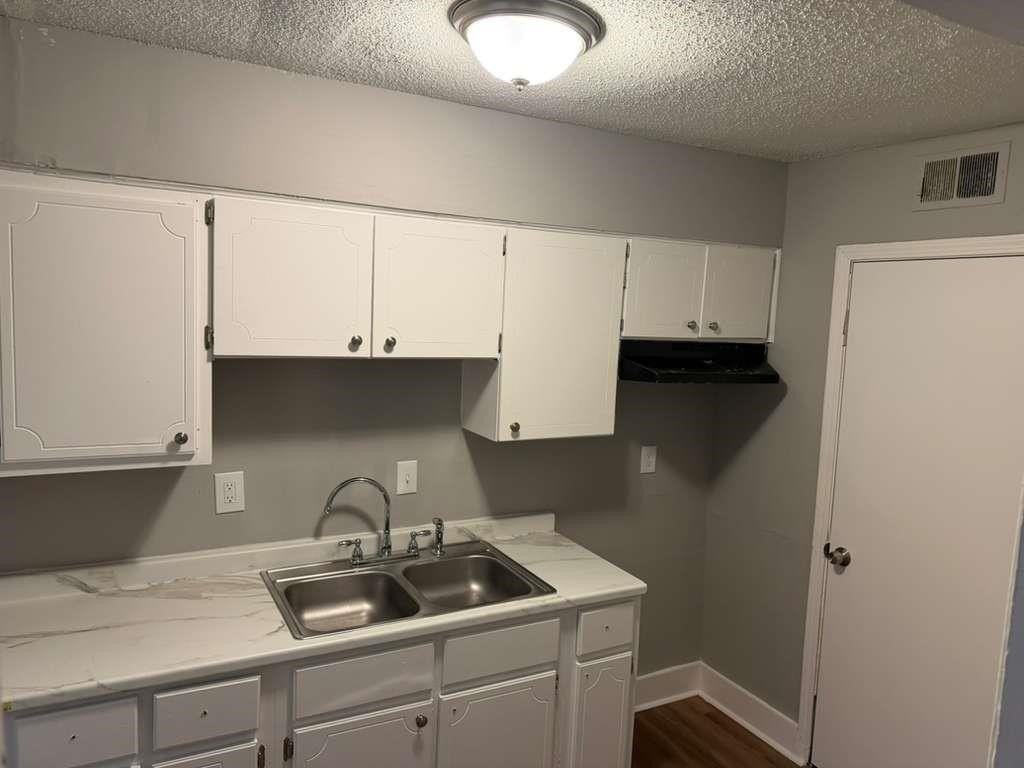 1010 University St - Photo 3 of 17