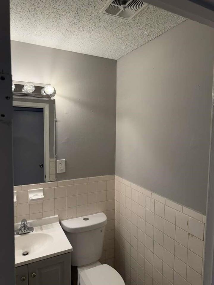 1010 University St - Photo 4 of 17