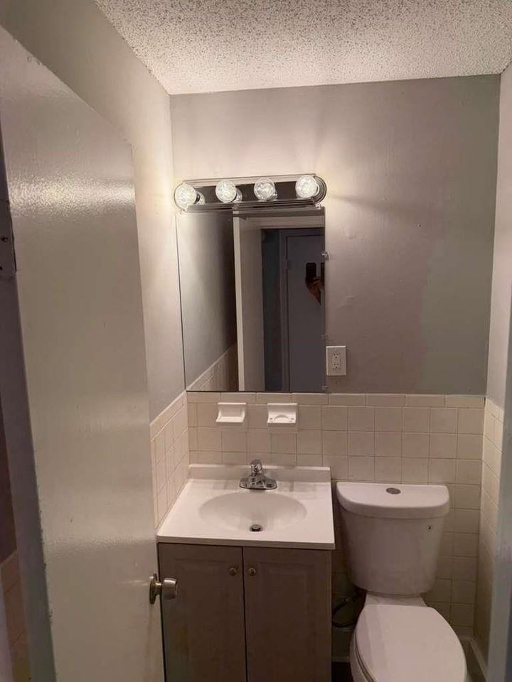 1010 University St - Photo 5 of 17