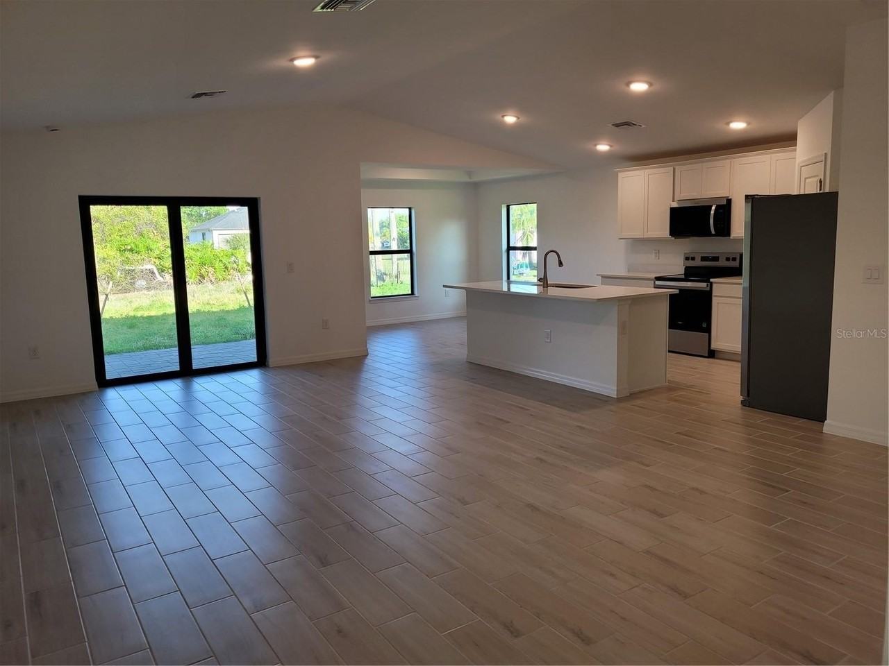 6305 Shaw St - Photo 2 of 23
