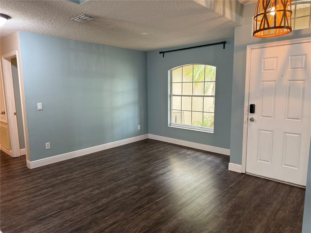 1010 Stationside Dr - Photo 2 of 12