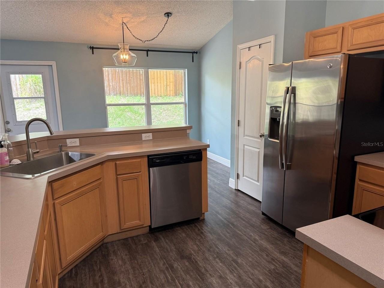 1010 Stationside Dr - Photo 4 of 12