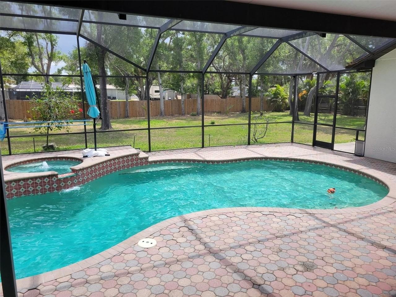 9405 94th St - Photo 3 of 31