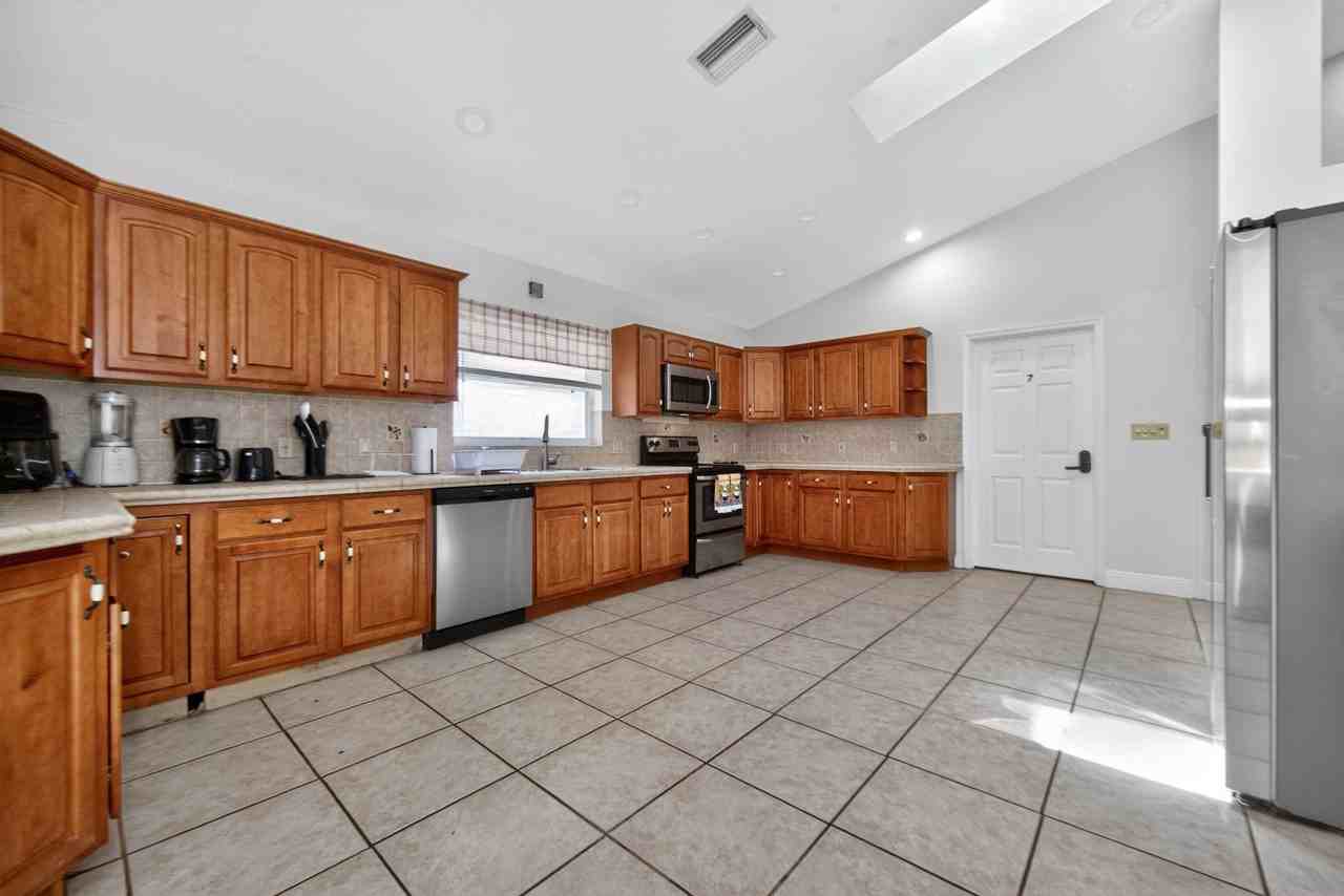 Sw 43rd Terrace Rd - Photo 2 of 40