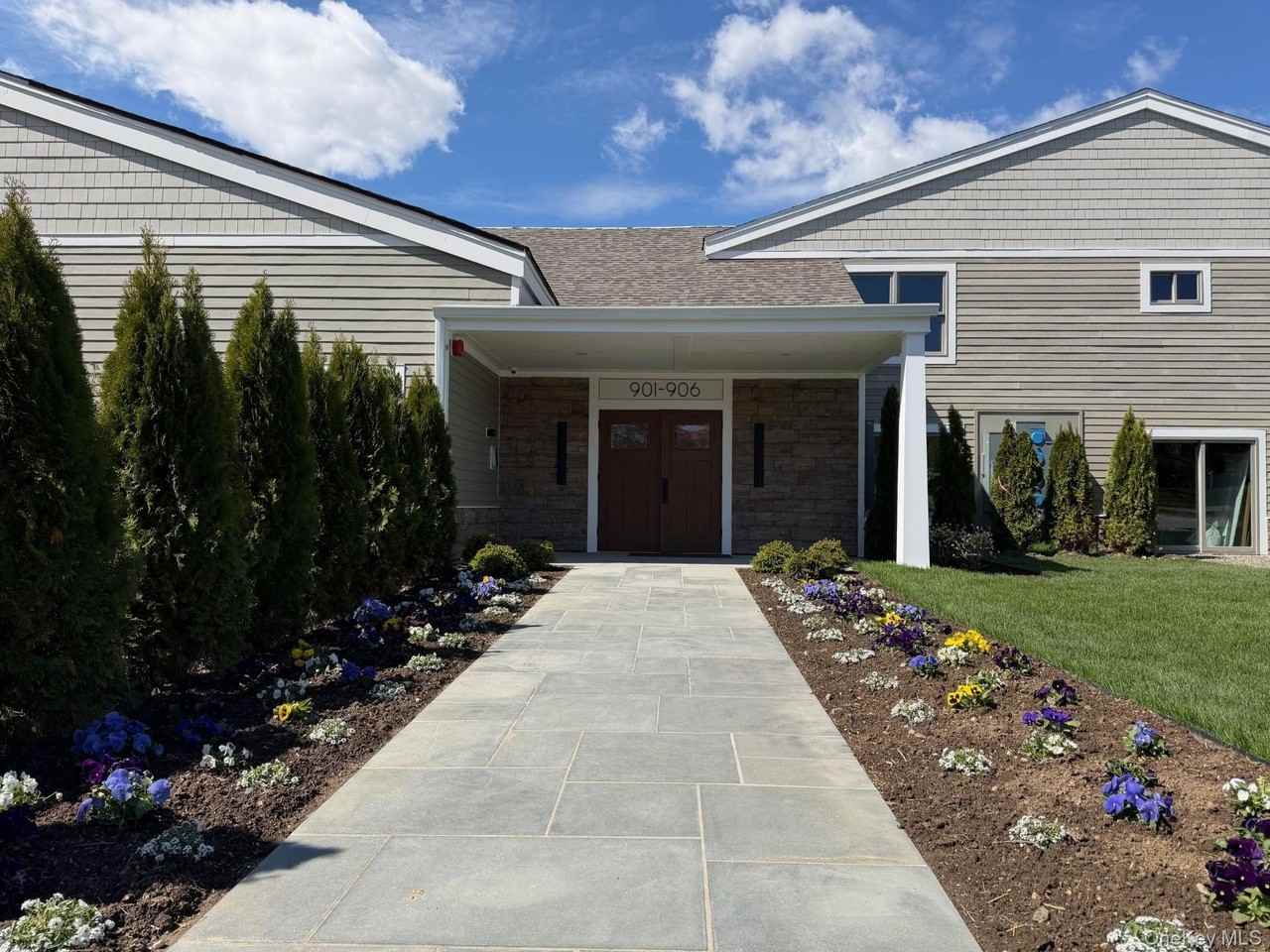 905 Oakridge Cmns - Photo 2 of 29