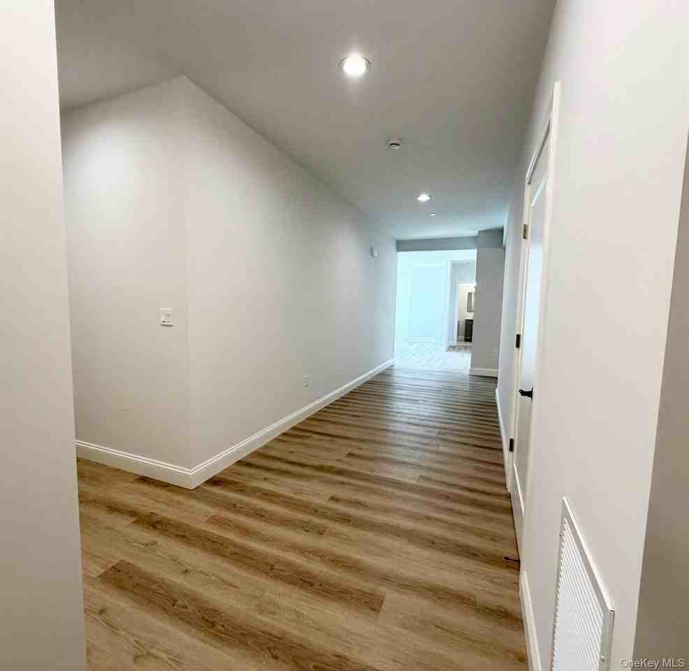 905 Oakridge Cmns - Photo 6 of 29
