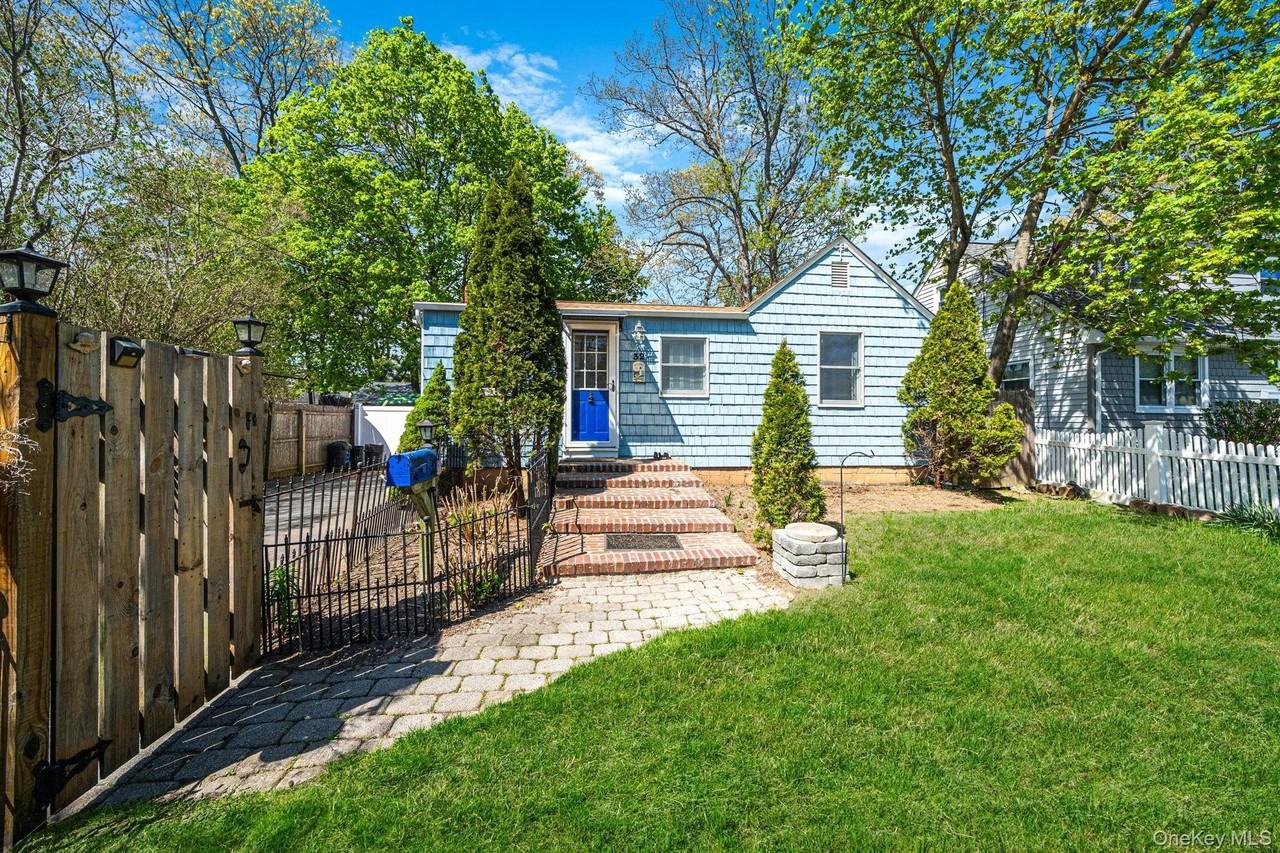 32 Dewey St