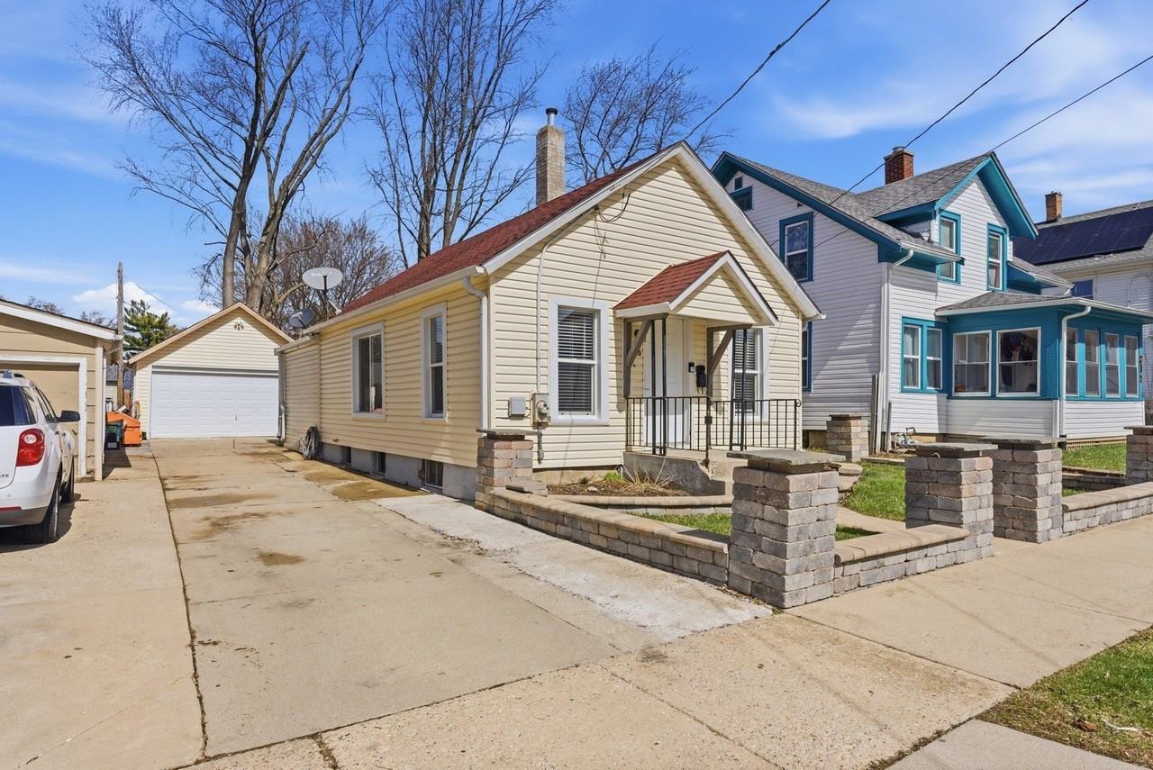 810 Superior St - Photo 2 of 14