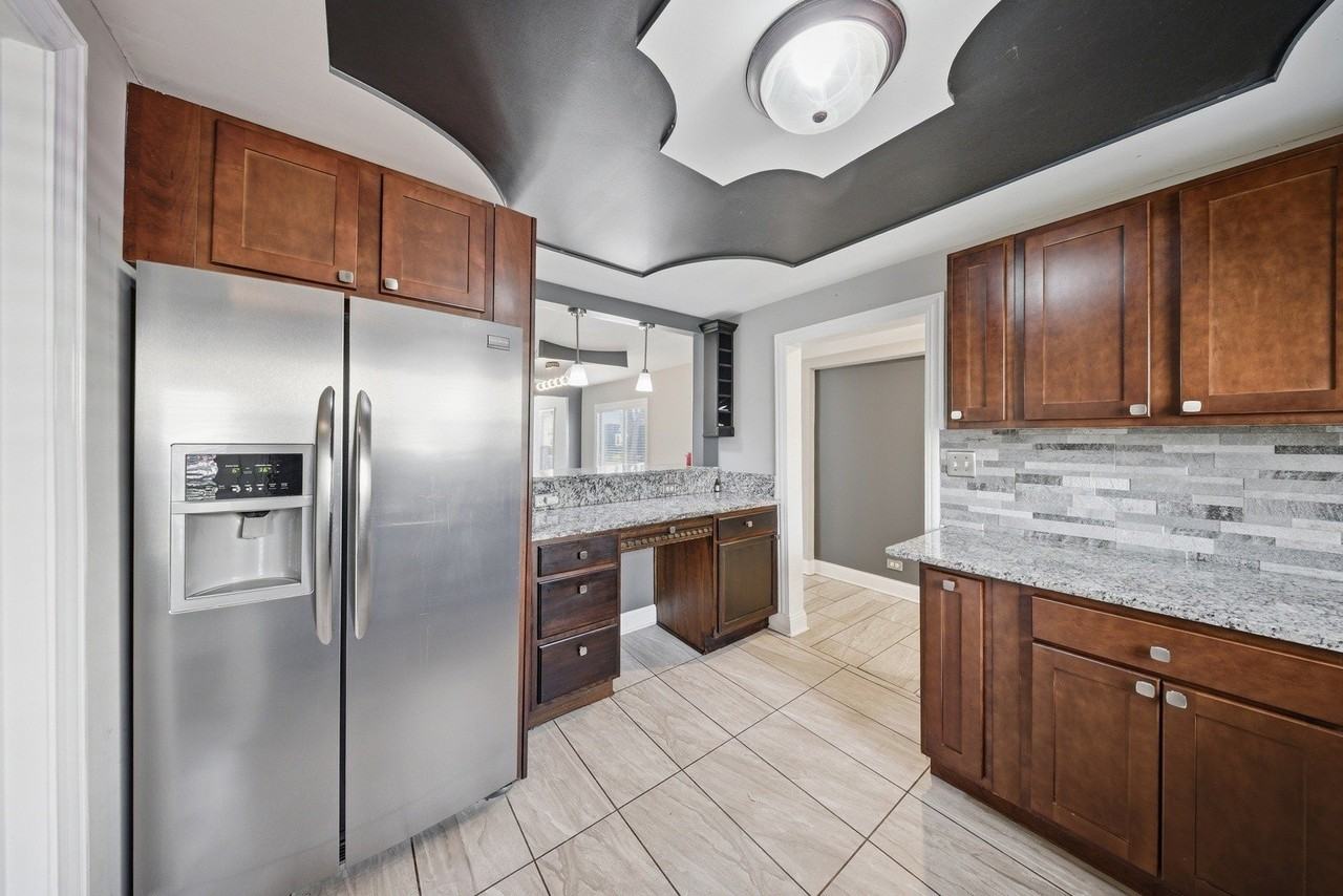 810 Superior St - Photo 6 of 14