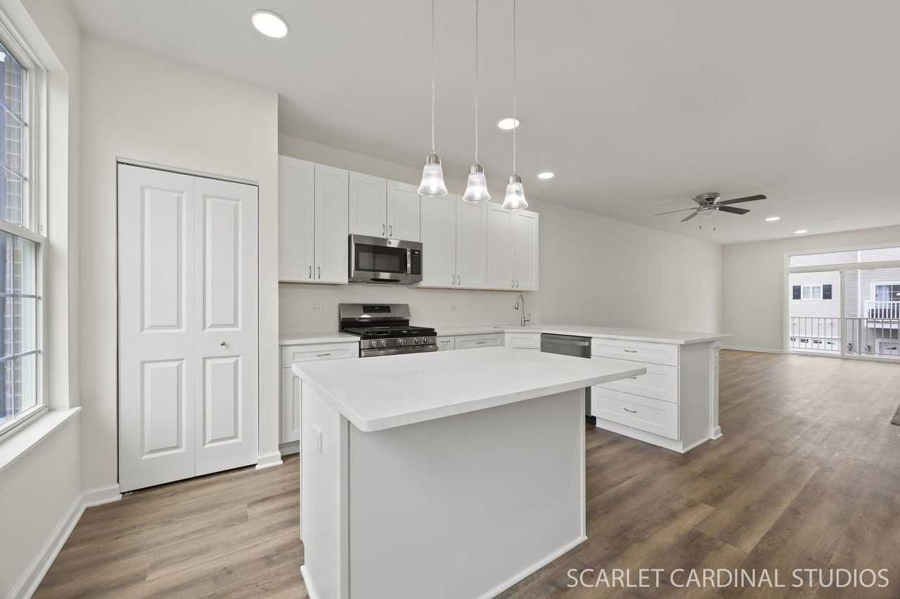 169 Lakeshore Dr - Photo 2 of 33