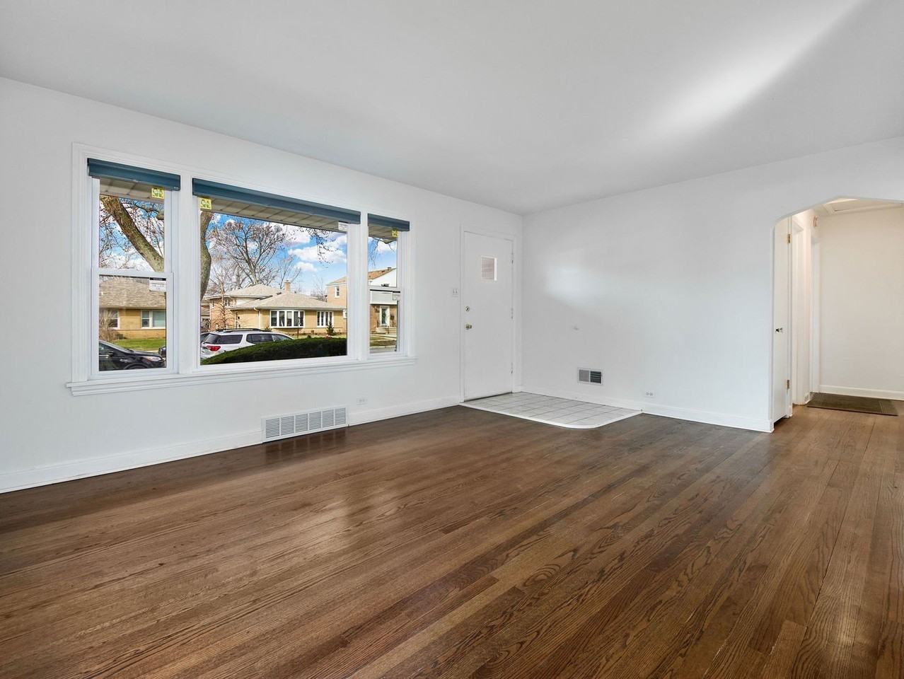 8727 Hamlin Ave - Photo 3 of 25