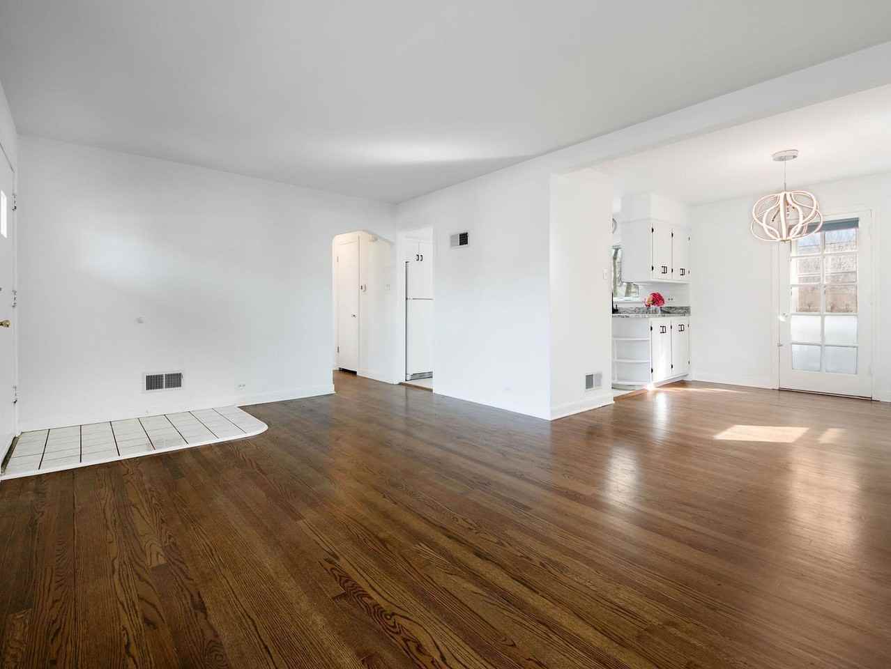 8727 Hamlin Ave - Photo 5 of 25