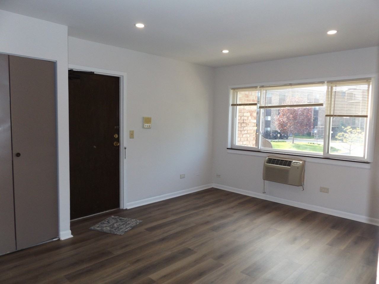 710 W Huntington Commons Rd #2B - Photo 4 of 16