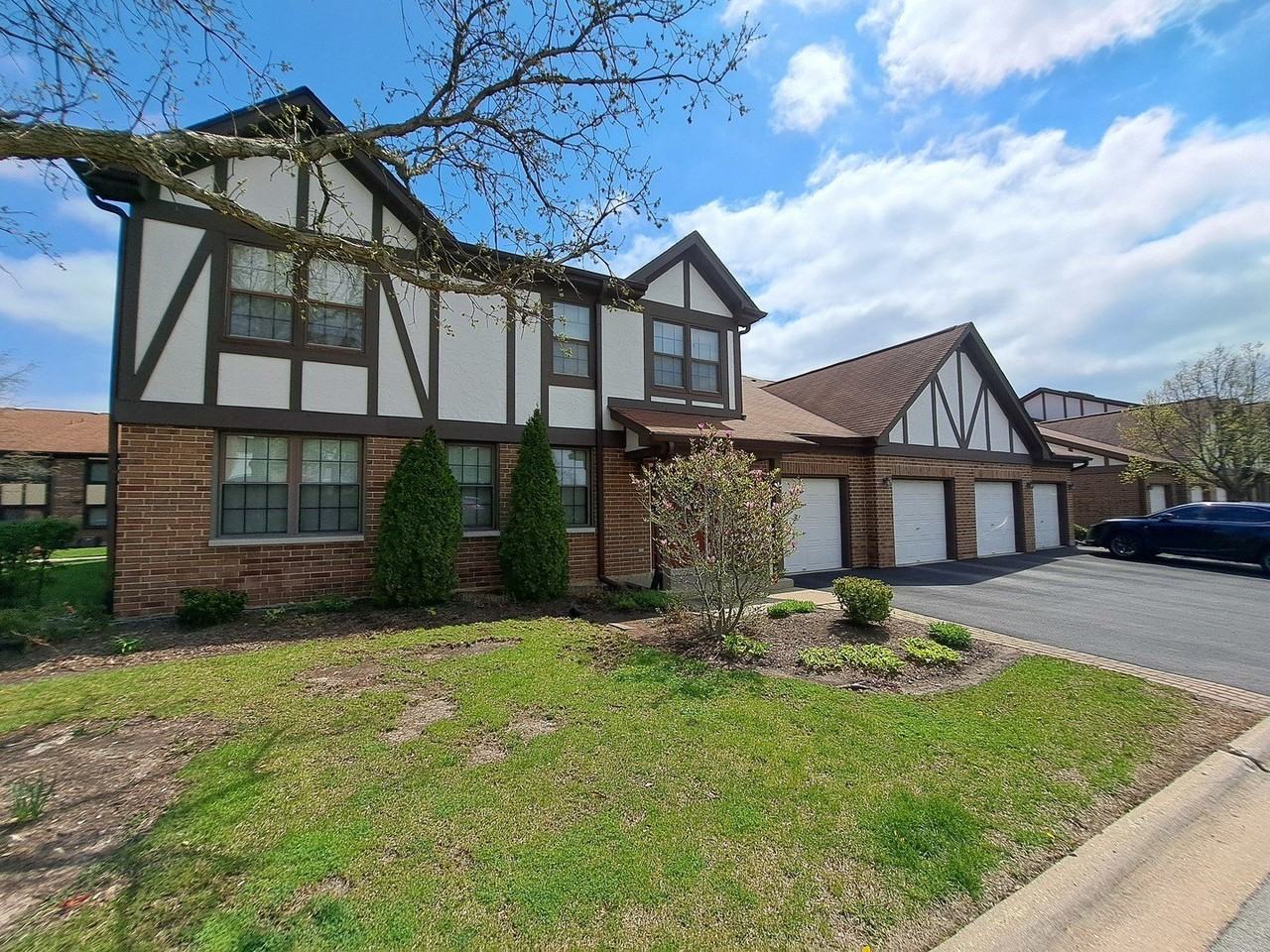 216 Stoneybrook Ln #2C