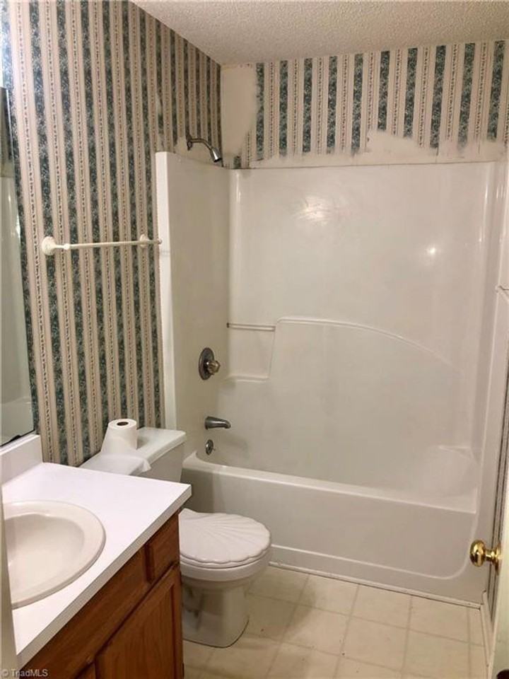 214 English Ct - Photo 2 of 13