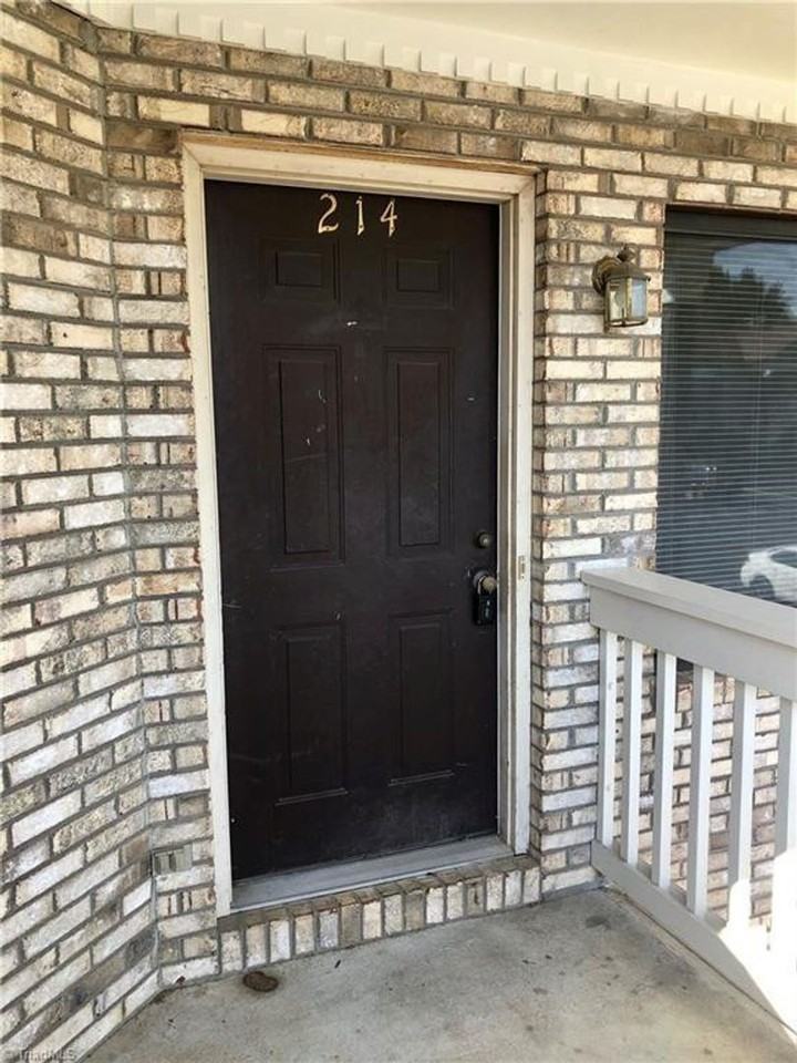 214 English Ct - Photo 2 of 16
