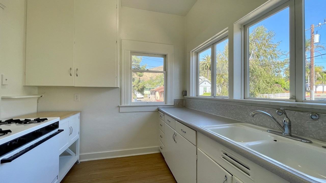 1707 Santa Rosa St - Photo 5 of 12