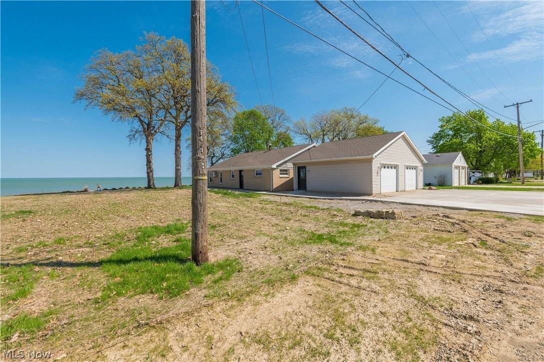 3844 Edgewater Dr - Photo 2 of 50