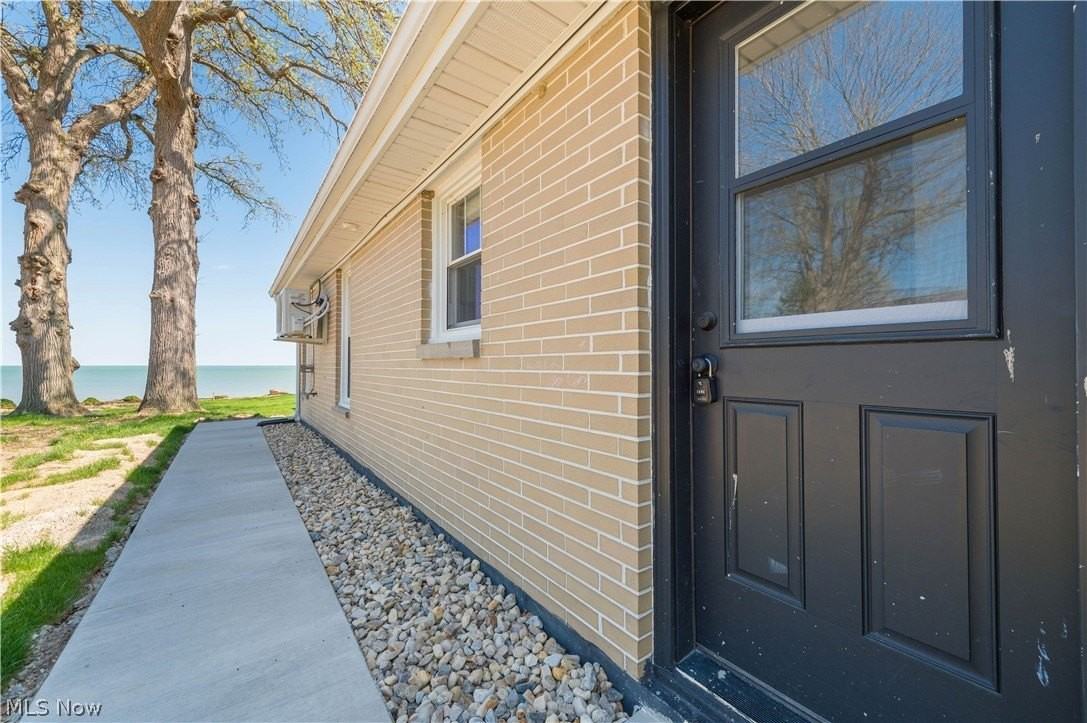 3844 Edgewater Dr - Photo 4 of 50