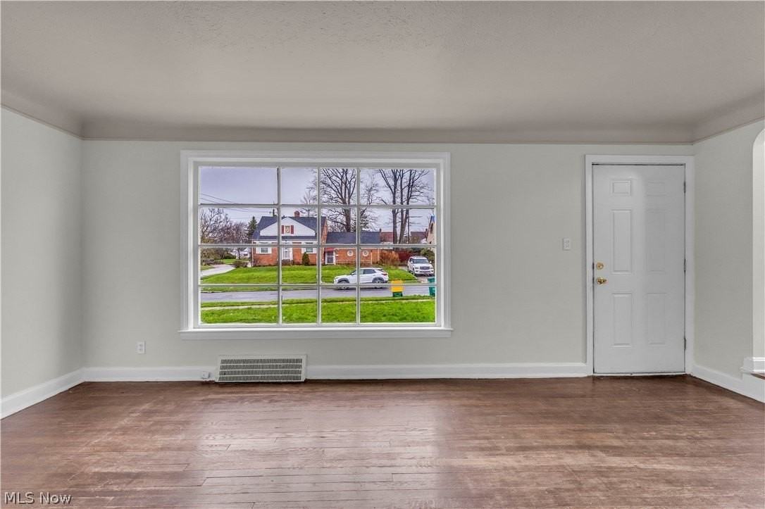 21206 Hillgrove Ave - Photo 3 of 27