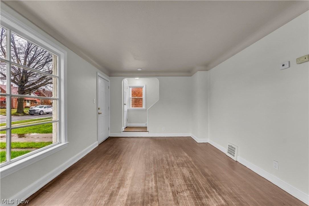21206 Hillgrove Ave - Photo 4 of 27