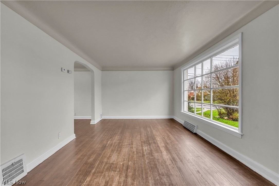 21206 Hillgrove Ave - Photo 5 of 27