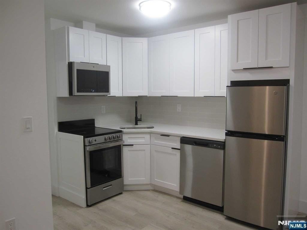 119 1st St Apt 7a - Photo 2 of 6