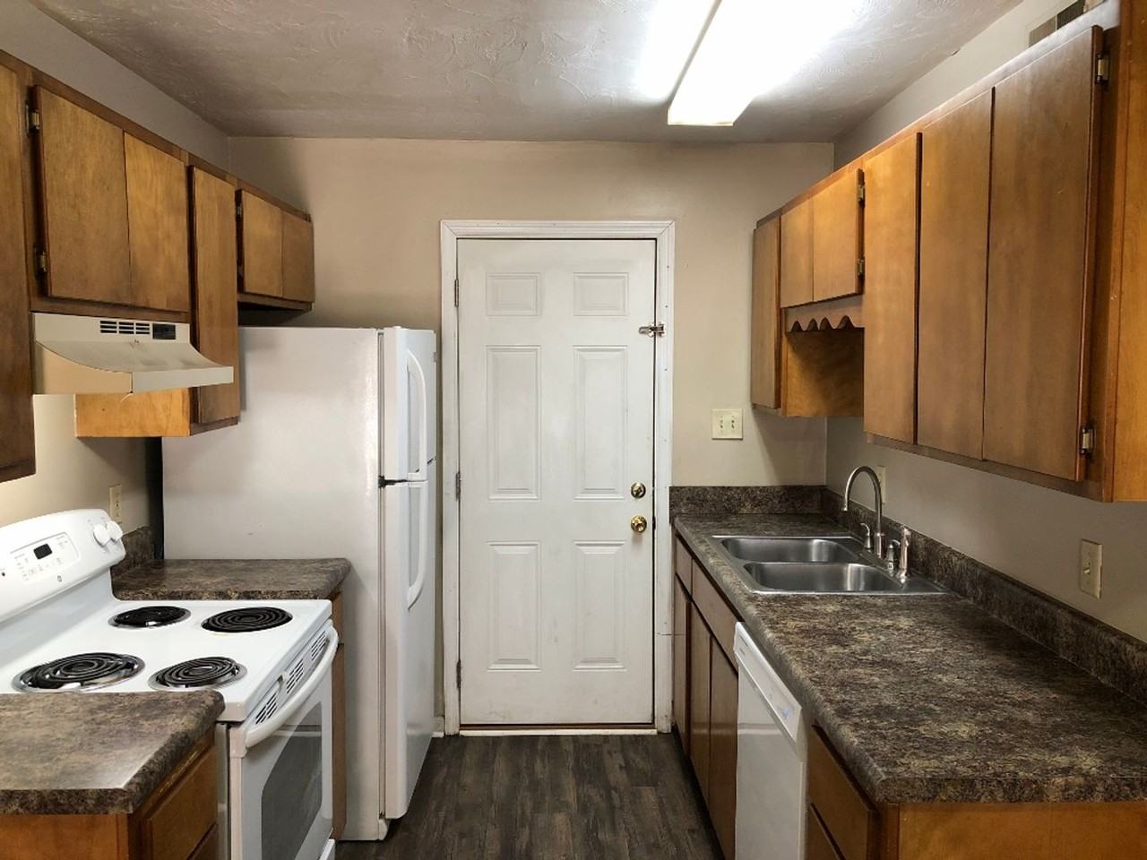 704 Pointe Ct - Photo 3 of 5