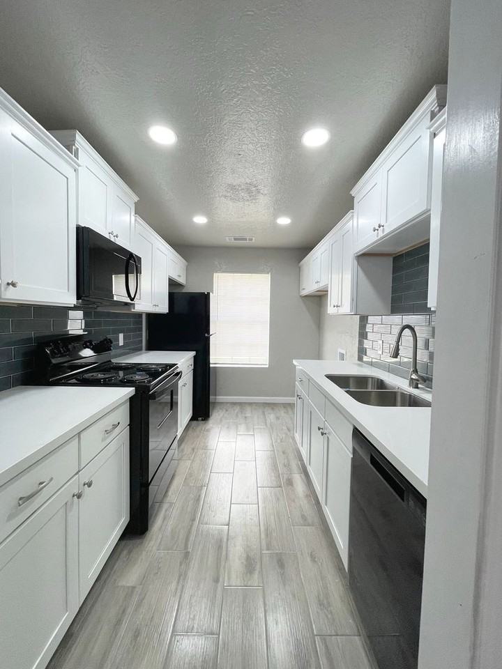7874 Gladys Ave - Photo 3 of 8