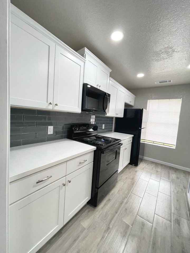 7874 Gladys Ave - Photo 4 of 8