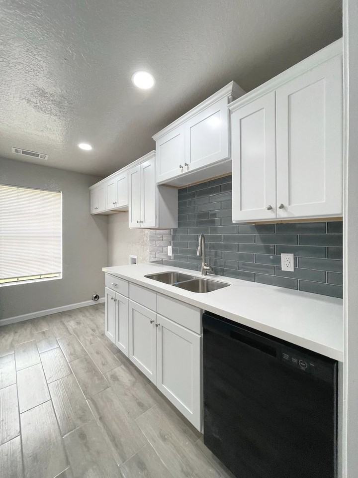 7874 Gladys Ave - Photo 5 of 8