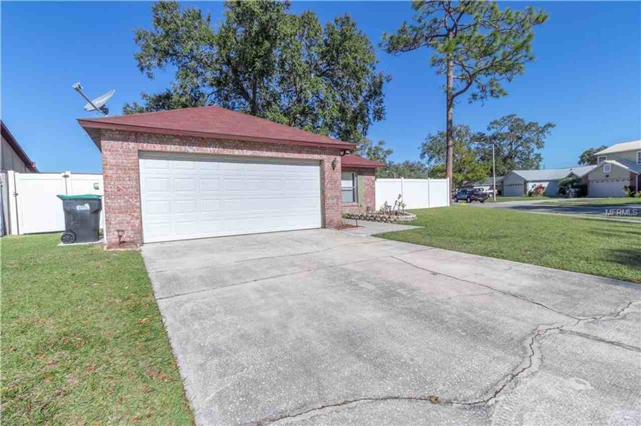 832 Oak Manor Cir - Photo 4 of 22