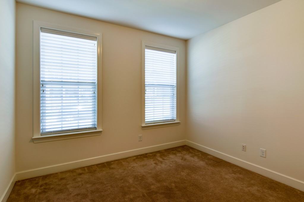 1205 Cressy Ln - Photo 4 of 27