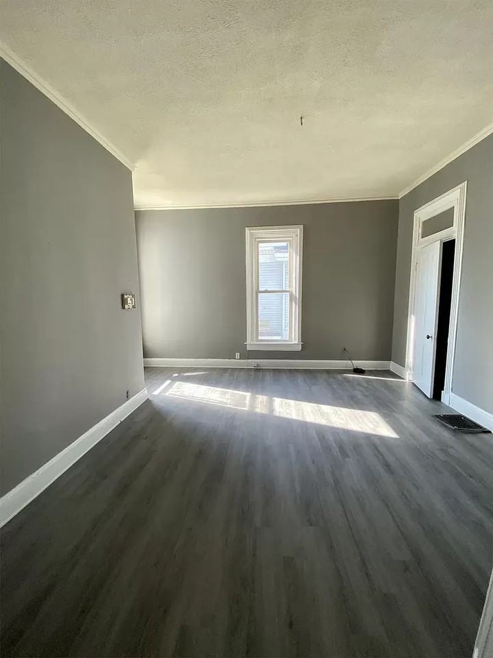 48 E Mechanic St - Photo 6 of 9