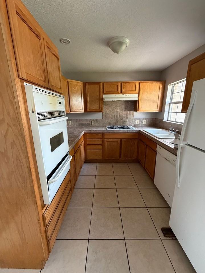 5340 Bettes Ln - Photo 3 of 10