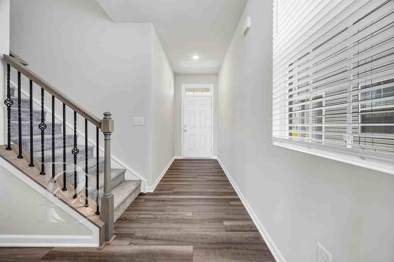 519 Marcus Way - Photo 3 of 34