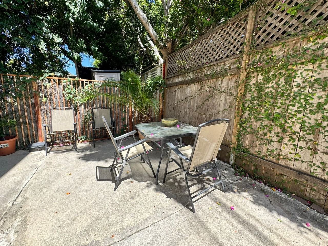 506 N Flores St - Photo 4 of 14