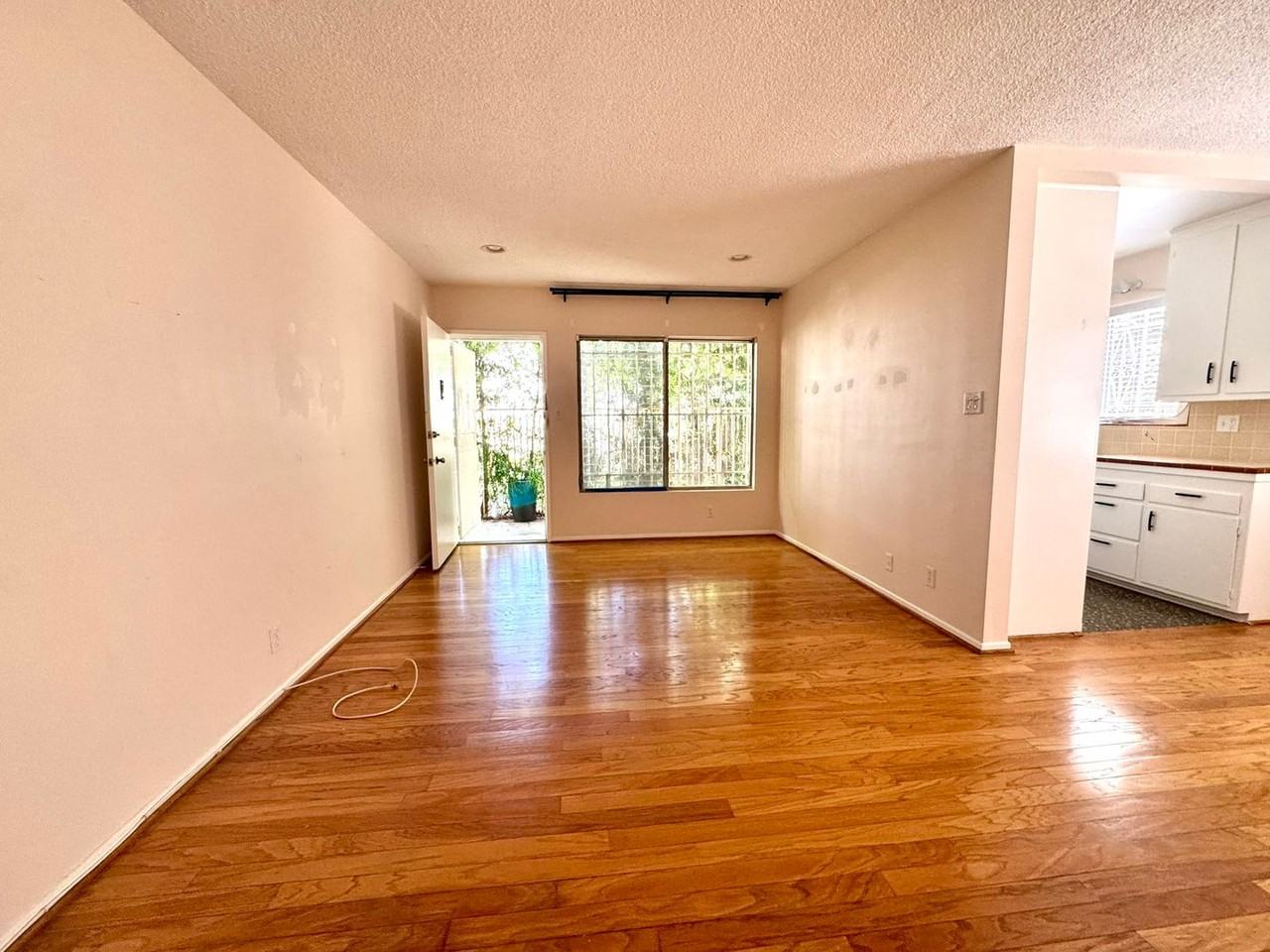 506 N Flores St - Photo 7 of 14