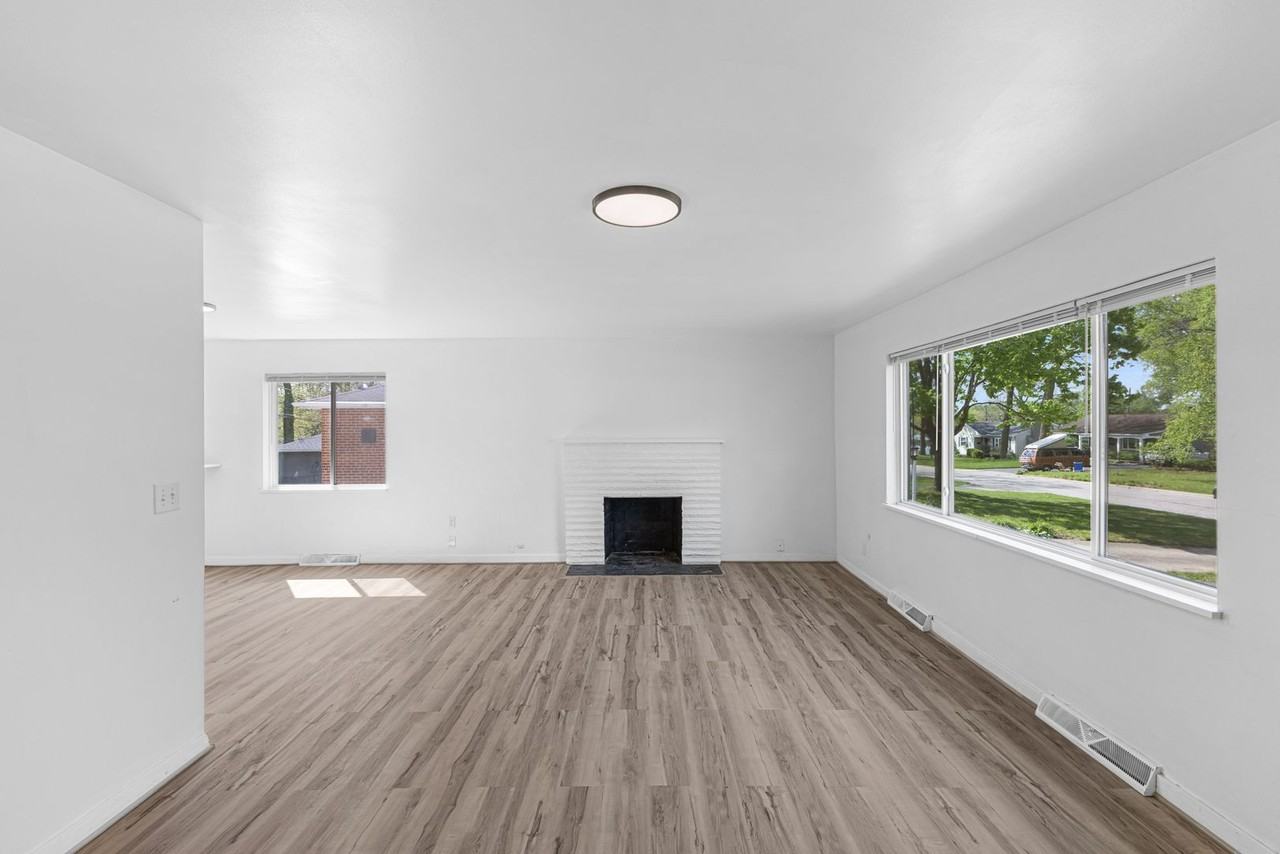 2635 Woodstock Rd - Photo 5 of 37