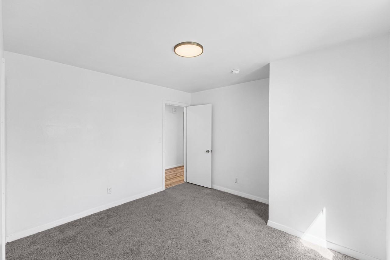 2635 Woodstock Rd - Photo 7 of 37