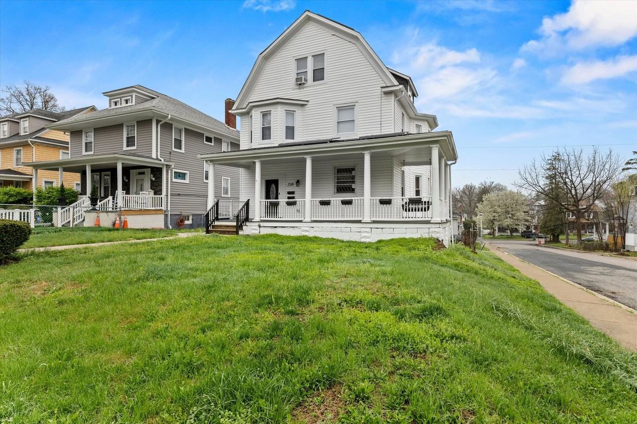 2510 Roslyn Ave - Photo 3 of 50