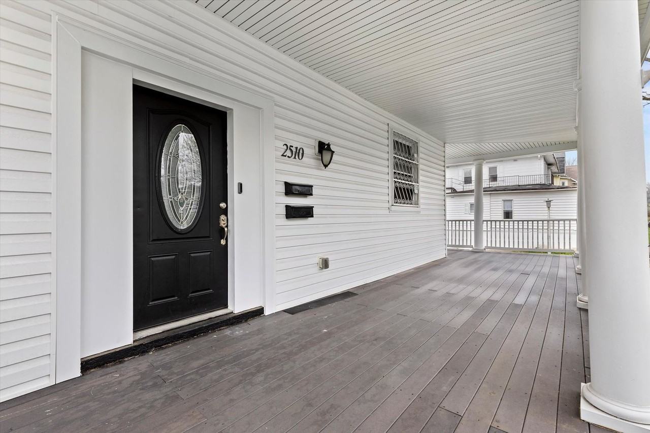 2510 Roslyn Ave - Photo 4 of 50