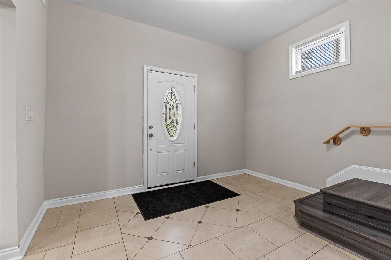 2510 Roslyn Ave - Photo 6 of 50