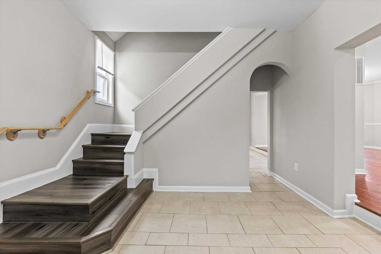 2510 Roslyn Ave - Photo 7 of 50