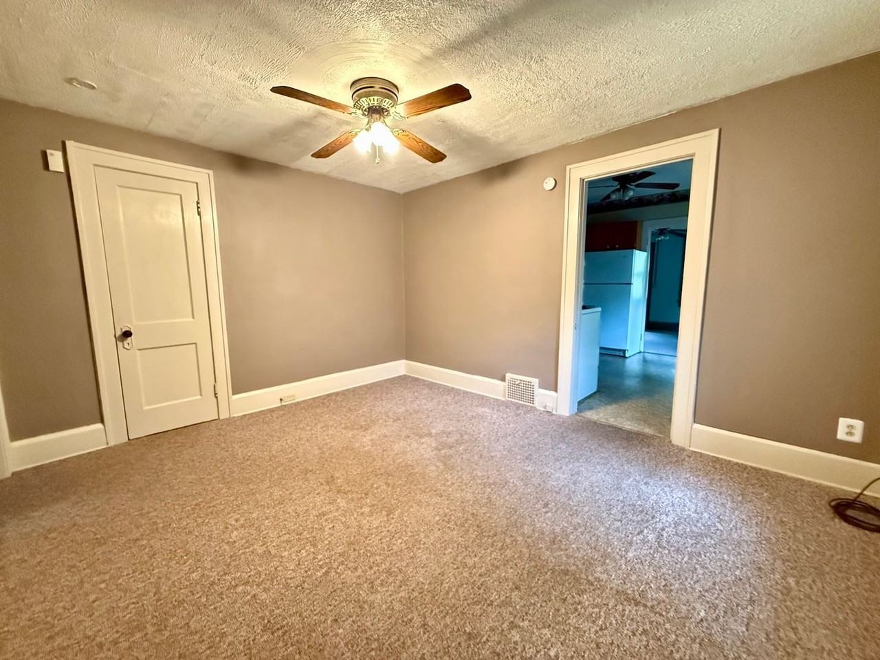 318 Quarry St - Photo 3 of 8