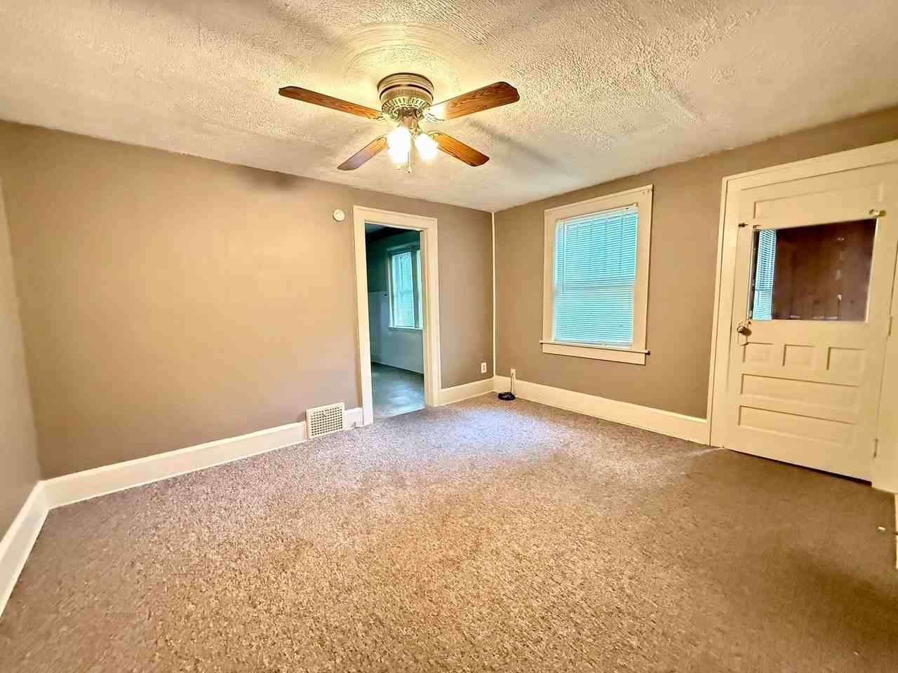 318 Quarry St - Photo 4 of 8